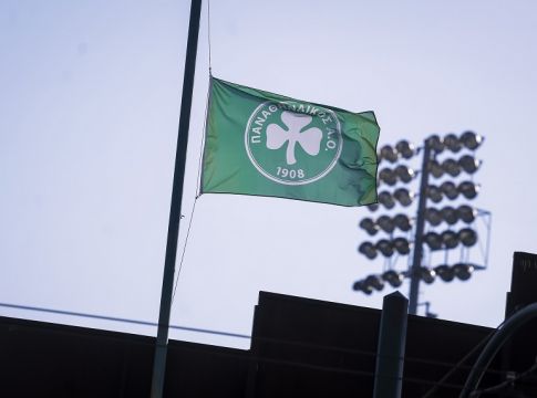 Μεσίστιες οι σημαίες στη Λεωφόρο για τον Θανάση Γιαννακόπουλο (pics)