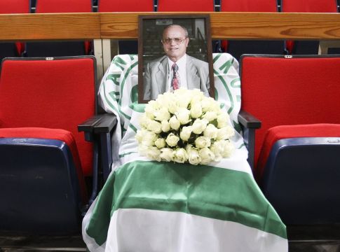 Παναθηναϊκός: Λουλούδια και μια φωτογραφία στη θέση που καθόταν ο Θανάσης Γιαννακόπουλος (pics)