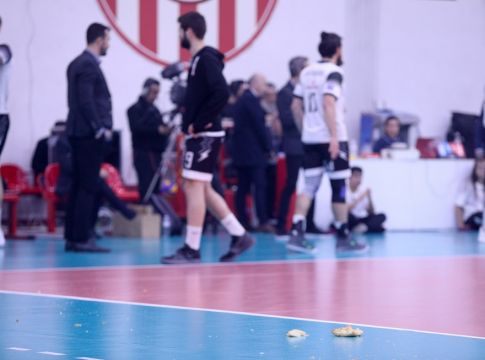 Ρίψη μπουκαλιών και τυροπιτών γράφει το φύλλο αγώνα του ντέρμπι