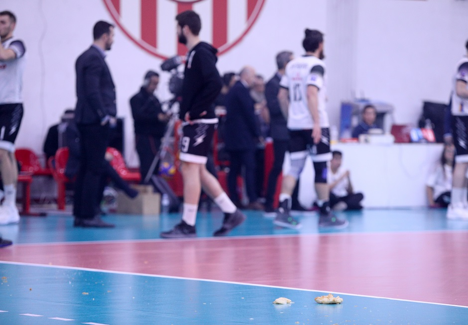 Ρίψη μπουκαλιών και τυροπιτών γράφει το φύλλο αγώνα του ντέρμπι