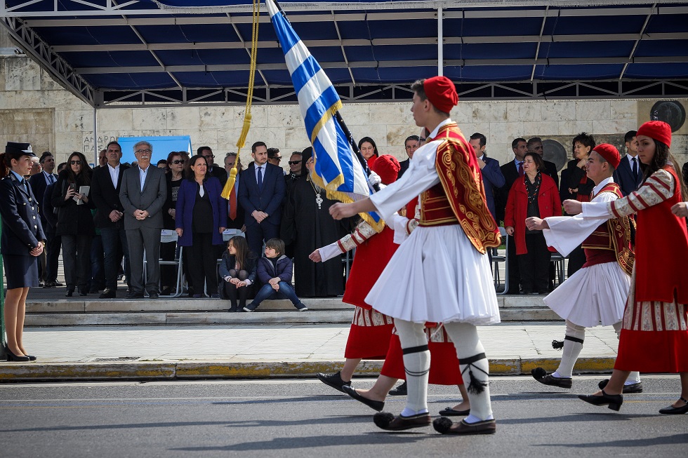 Μαθητική παρέλαση στο Σύνταγμα -Περήφανοι τσολιάδες, μαντήλες και παιδικά χαμόγελα (pics)