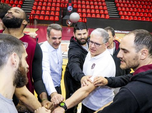 Μητσοτάκης: Στο γήπεδο του Ηφαίστου για… σουτάκια (pics)
