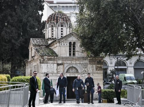 Σε λαϊκό προσκύνημα η σορός του Θανάση Γιαννακόπουλου (pics)