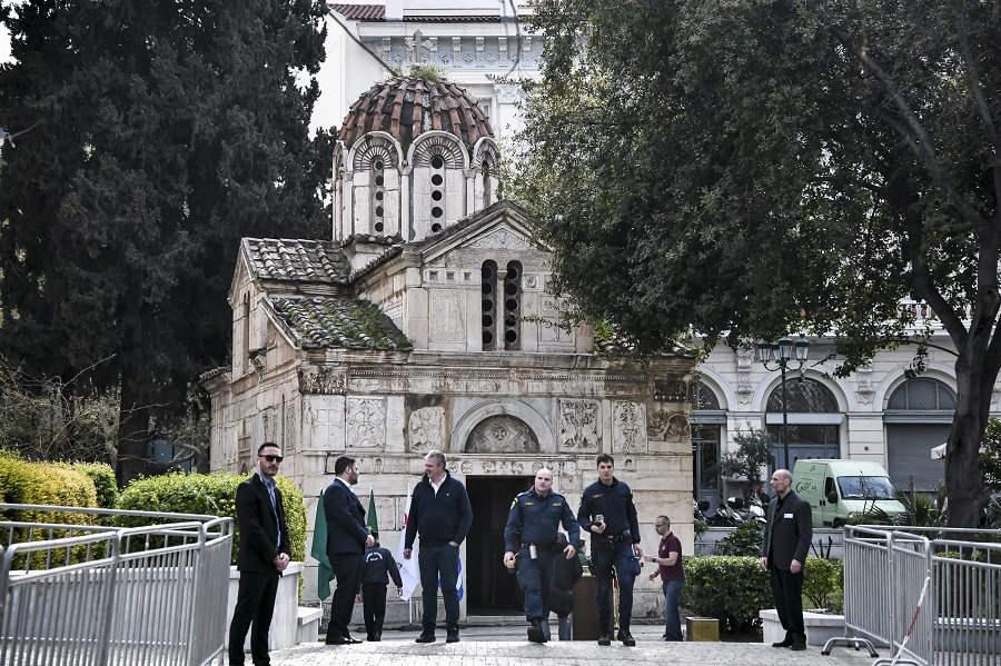 Σε λαϊκό προσκύνημα η σορός του Θανάση Γιαννακόπουλου (pics)