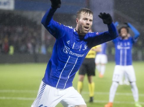 Με φόντο την εξάδα…