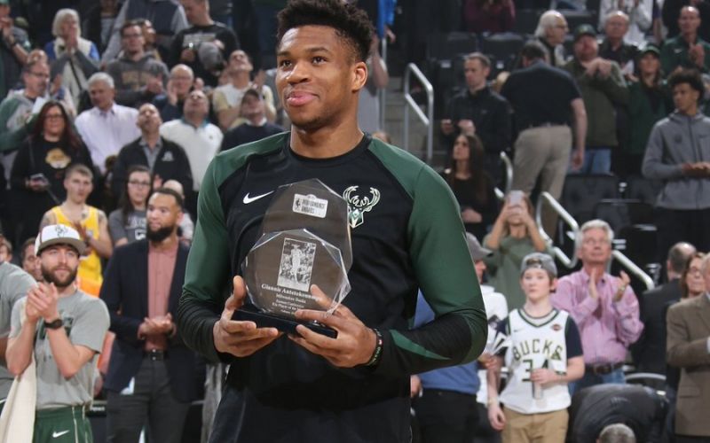 Ο Γιάννης παρέλαβε το βραβείο του MVP για τον Φεβρουάριο (pic)