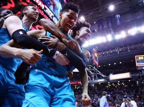 NBA: Στην κορυφή του Top-10 το απίθανο buzzer beater του Λαμπ, μέσα κι ο Γιάνναρος (vid)