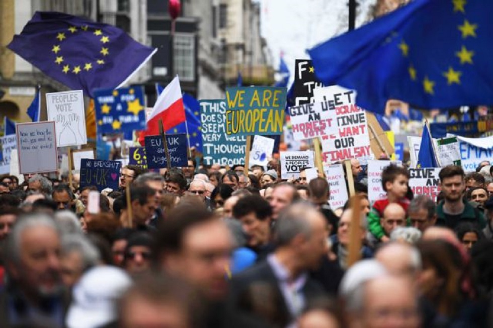 Brexit: Με αίτημα νέο δημοψήφισμα εκατοντάδες χιλιάδες διαδηλώνουν στο Λονδίνο