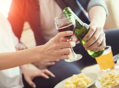 Καφές, αλκοόλ και λίγα κιλά παραπάνω είναι «σύμμαχοι» της μακροζωίας