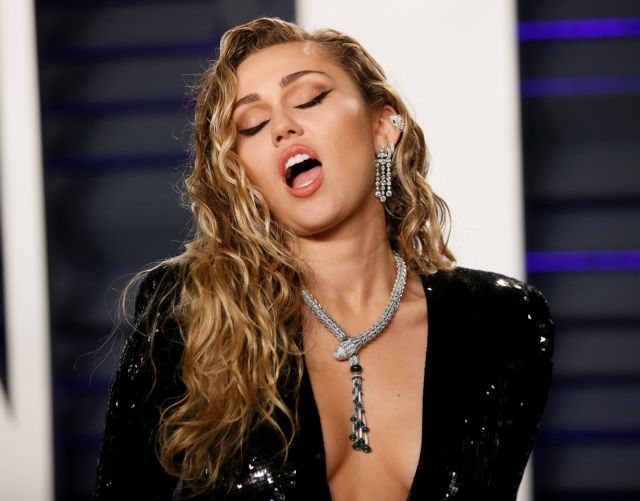 H Miley Cyrus ανυπομονεί για το καλοκαίρι και το δείχνει