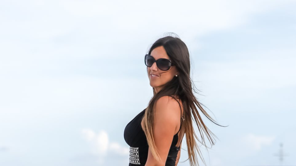 Claudia Romani: Το αεράκι… αποκάλυψε τους γλουτούς της