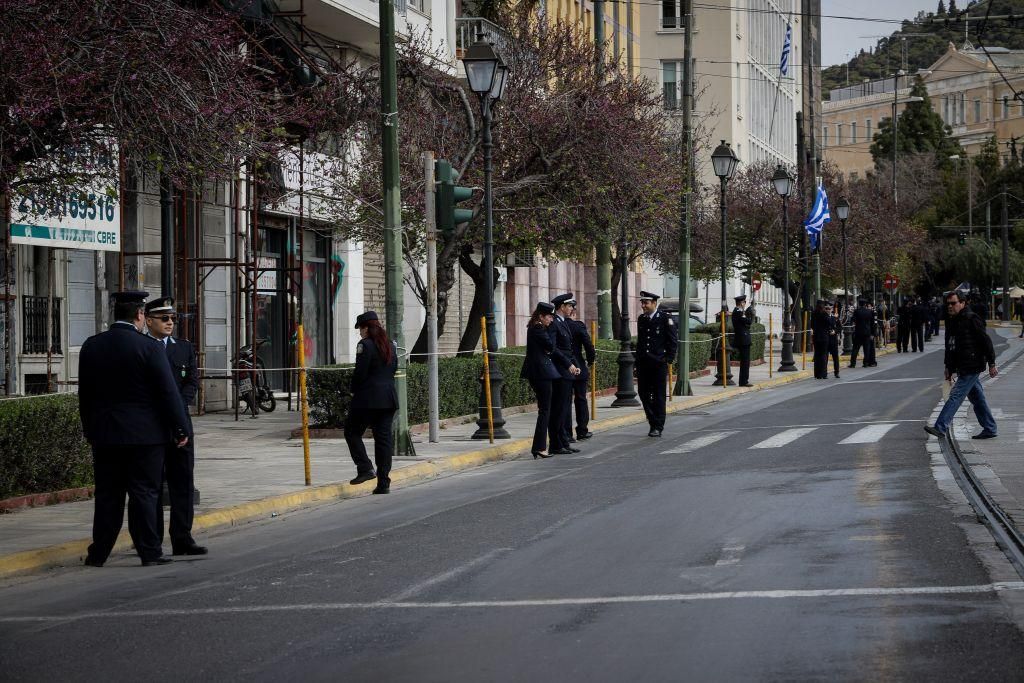 Παρέλαση στο Σύνταγμα: Προσαγωγές πολιτών που φώναζαν συνθήματα για τη Μακεδονία