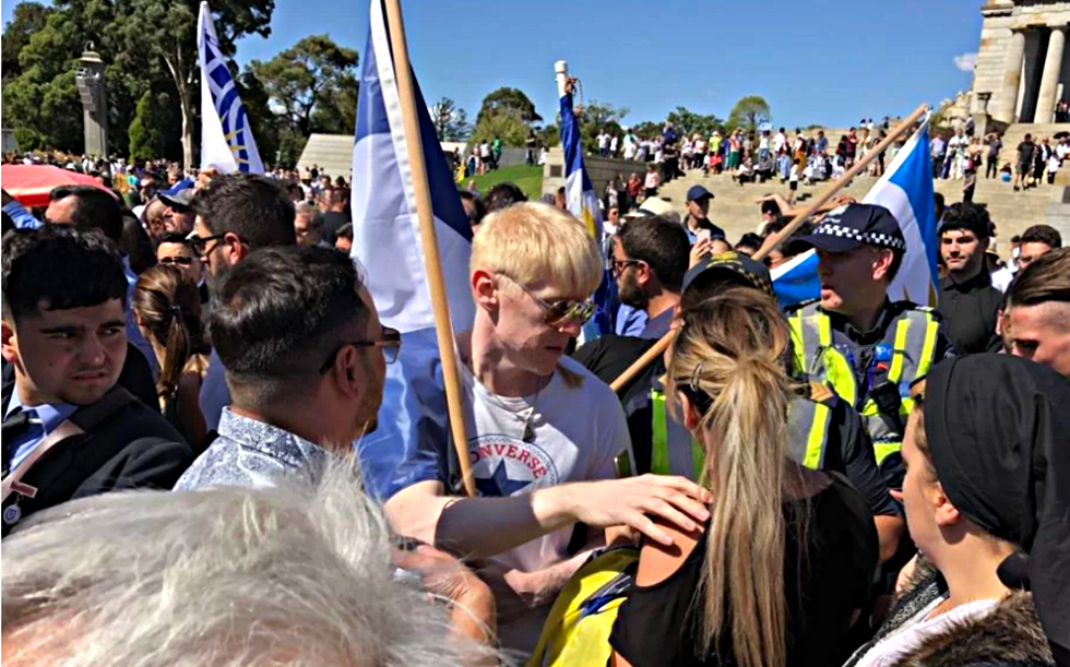 Αποδοκιμασίες κατά Βαρεμένου στη Μελβούρνη από ομογενείς – Φώναζαν «τρέξε προδότη»