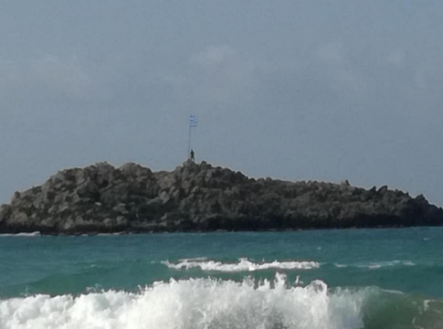 Κολύμπησε για να αντικαταστήσει την κουρελιασμένη σημαία