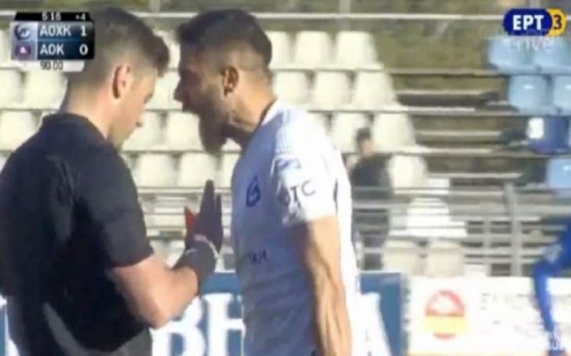 Απίστευτο «ντου» παίκτη της Football League σε διαιτητή και παραλίγο ξύλο!