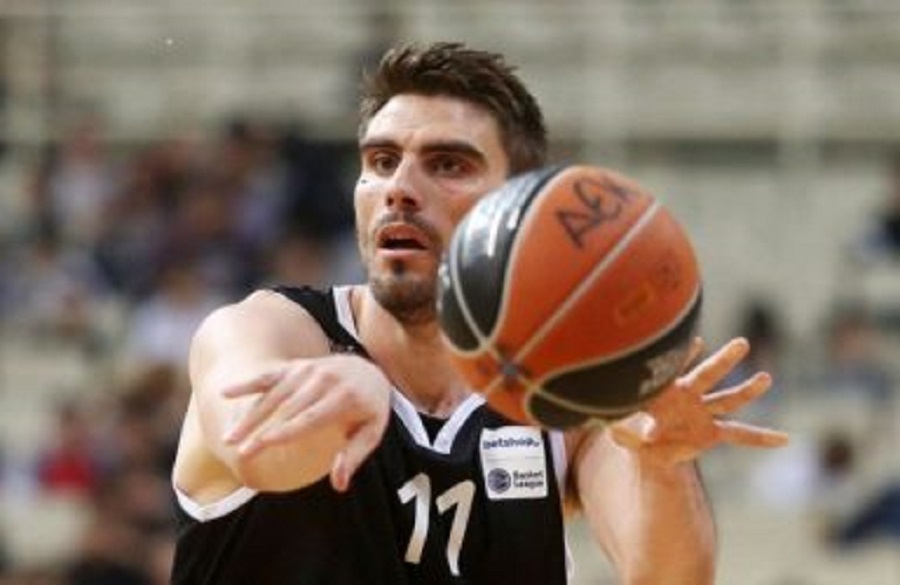 Ο αρχηγός και η άμυνα των Ισπανών