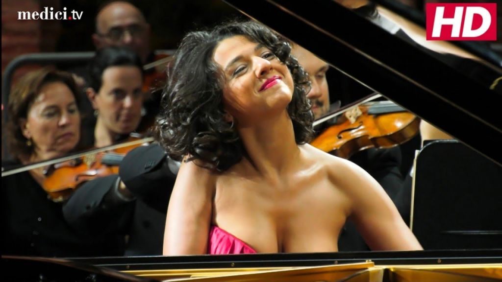Αν μπορείς συγκεντρώσου στο κονσέρτο: Αυτή είναι η πιο σέξι πιανίστρια κλασικής μουσικής (vid, pics)