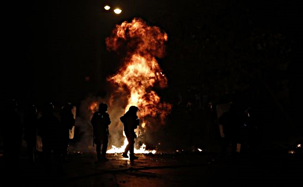 Επιθέσεις με μολότοφ στο κέντρο της Αθήνας – Εκαψαν αυτοκίνητο – Συνελήφθη ένα άτομο