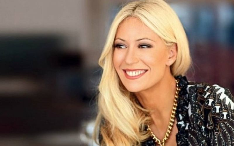 J2US: Το ντεκολτέ «μπόμπα» της Μαρίας Μπακοδήμου