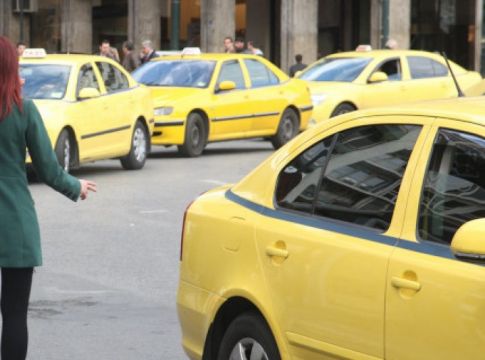 Βαρύ κι ασήκωτο: Πόσο «κοστίζει» το τσιγάρο σε ταξί και ΜΜΜ