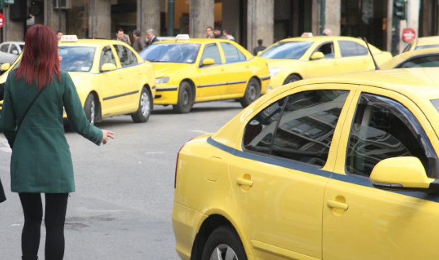 Γυναίκα γέννησε σε ταξί στο κέντρο της Αθήνας – Σε ρόλο μαιευτήρα ο ταξιτζής (vid)