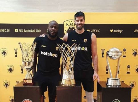 Σάκοτα και Τζέιμς πόζαραν μαζί με τα τρία τρόπαια (pic)