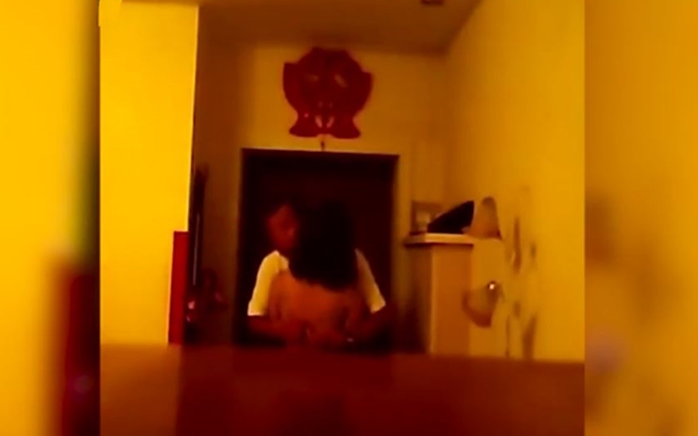 Ξέχασε ανοιχτή την κάμερα του υπολογιστή και έπιασε στα… πράσα τη γυναίκα του (vid)