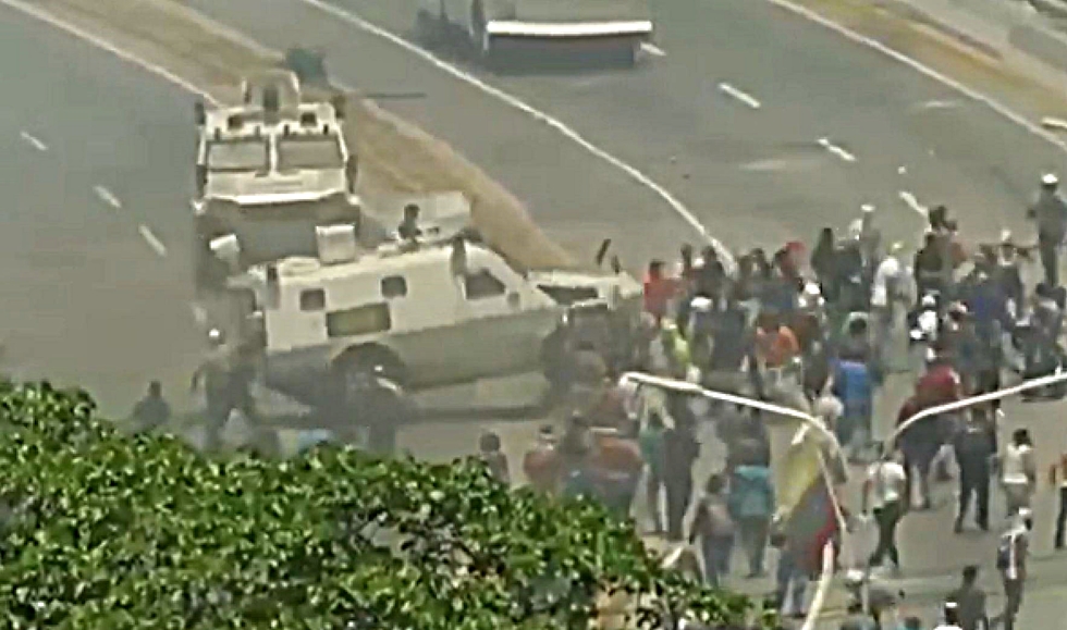 Απίστευτες σκηνές στη Βενεζουέλα: Τεθωρακισμένα του Μαδούρο τσαλαπάτησαν διαδηλωτές (vid)