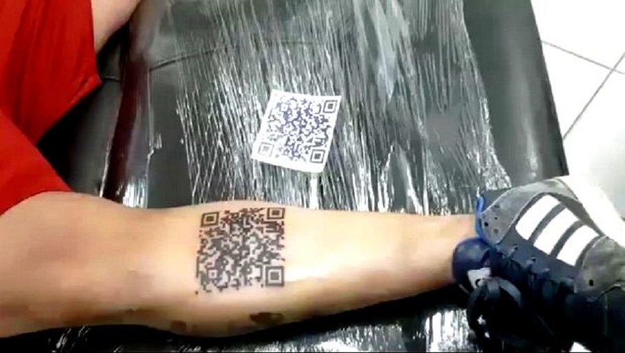 Έκανε τατουάζ κώδικα με τα γκολ της Ρίβερ, αλλά το YouTube κατέβασε το βίντεο!