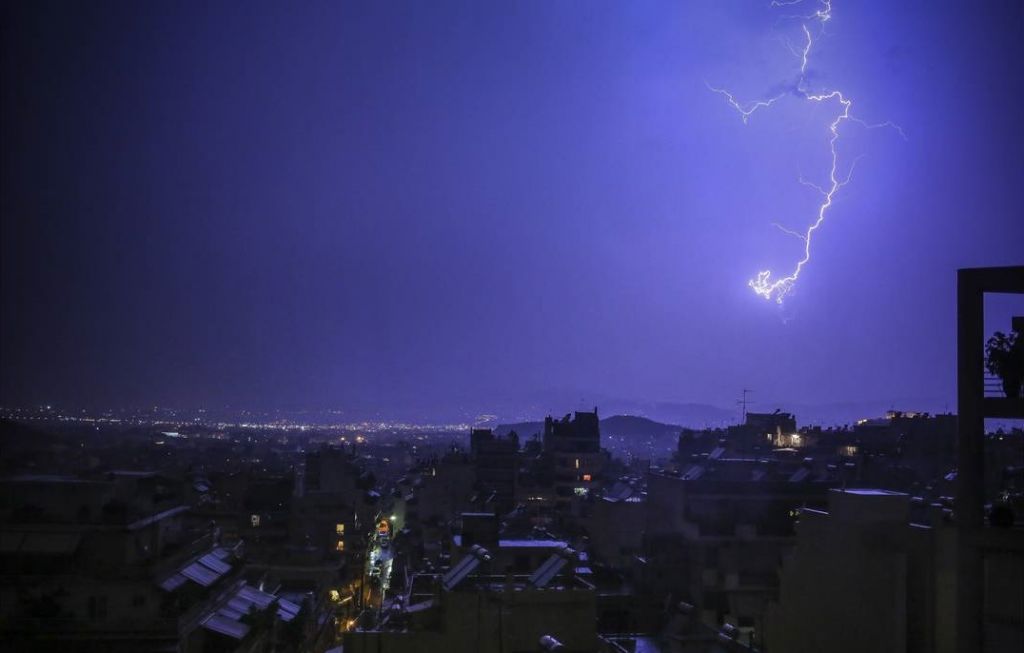 Κεραυνός έπεσε στην Ακρόπολη – Τέσσερις τραυματίες
