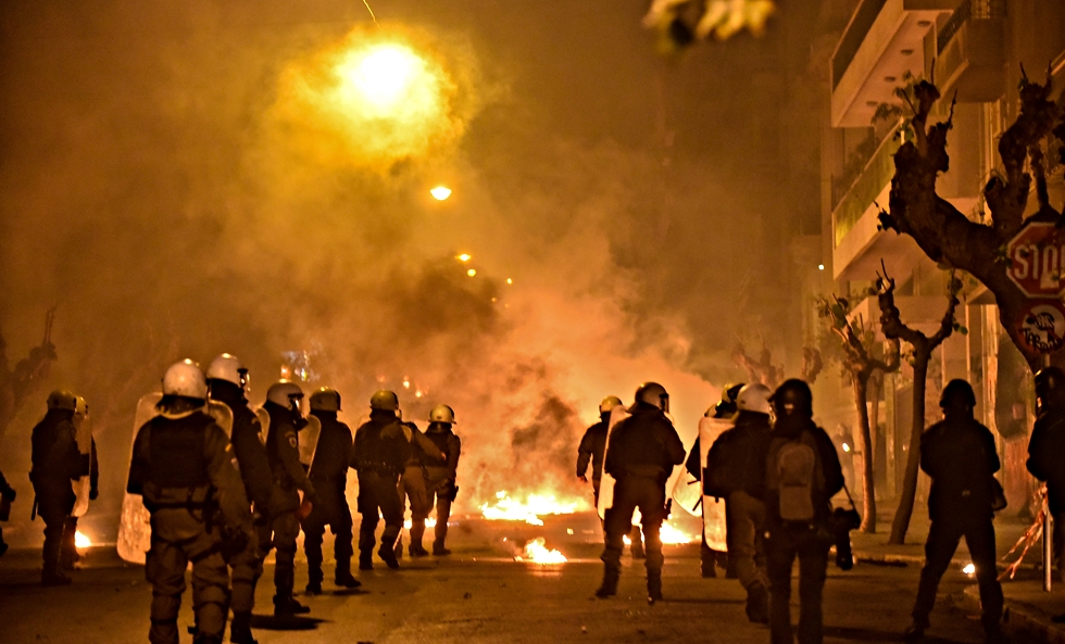 Αθήνα : Νύχτα με μολότοφ, πέτρες και ρόπαλα – Συνελήφθη Ιρανός