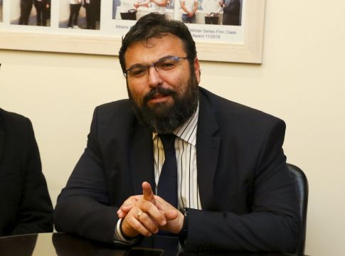 Βουλευτές του ΣΥΡΙΖΑ στο γραφείο του Βασιλειάδη για να μην ισχύσει η αναδιάρθρωση