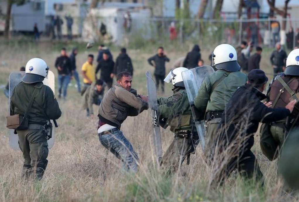 Νέα επεισόδια μεταξύ προσφύγων και αστυνομίας στα Διαβατά