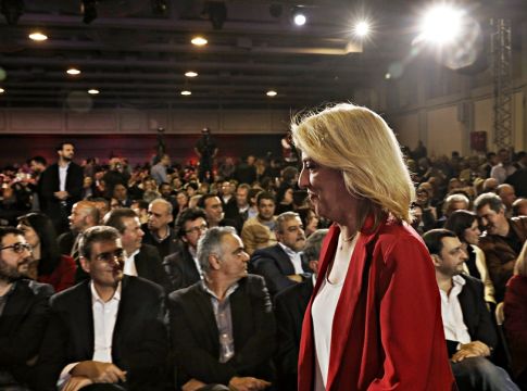 Twitter: Οργή για τους θεατρινισμούς Τσίπρα και Δούρου – «Πώς λεγόταν η εκδήλωση, Μνημόσυνο;»