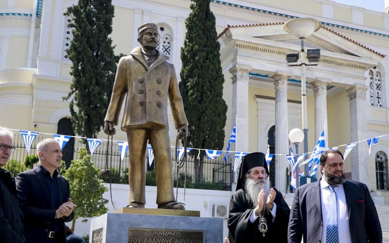 Δωρεά του Β. Μαρινάκη το μνημείο του αφανούς Ναυτικού στον Πειραιά (pics)
