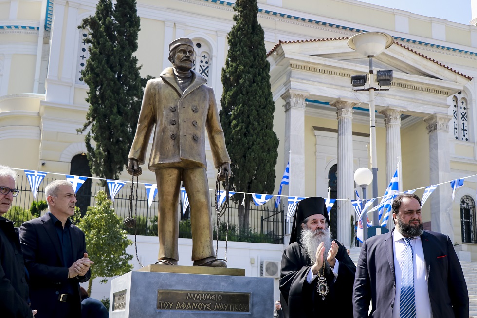 Δωρεά του Β. Μαρινάκη το μνημείο του αφανούς Ναυτικού στον Πειραιά (pics)