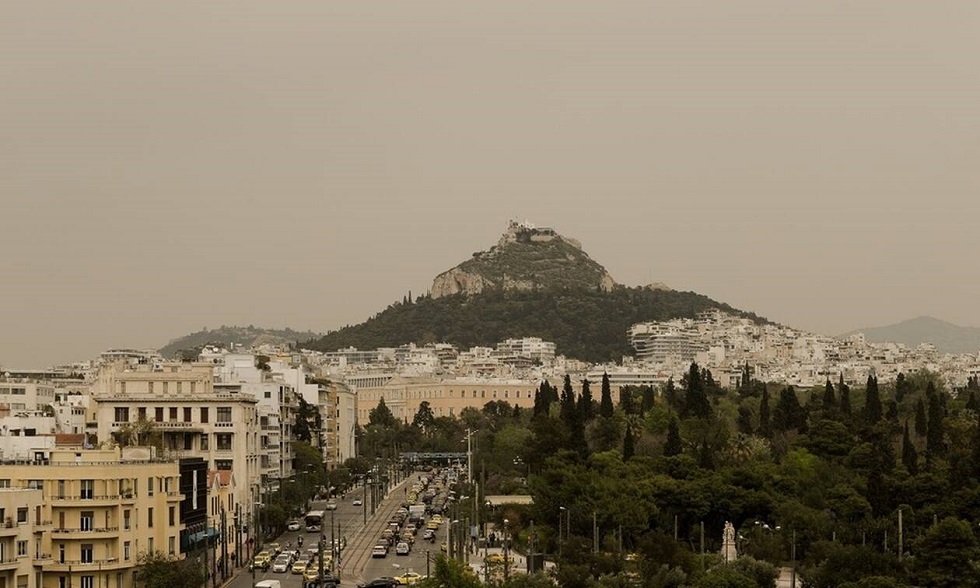 «Χάθηκε» η Αθήνα: Η αφρικανική σκόνη «έπνιξε» την Ελλάδα – Μέχρι πότε θα διαρκέσει (pics)