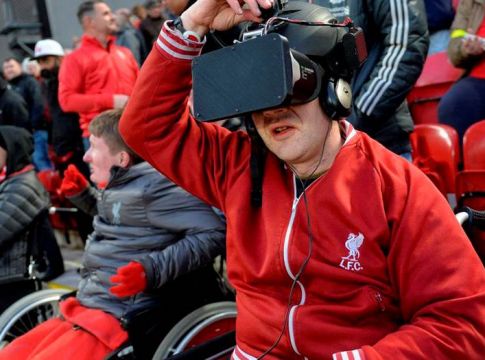 Τυφλός φίλος της Λίβερπουλ μπορεί να δει παιχνίδια με ειδικό κράνος