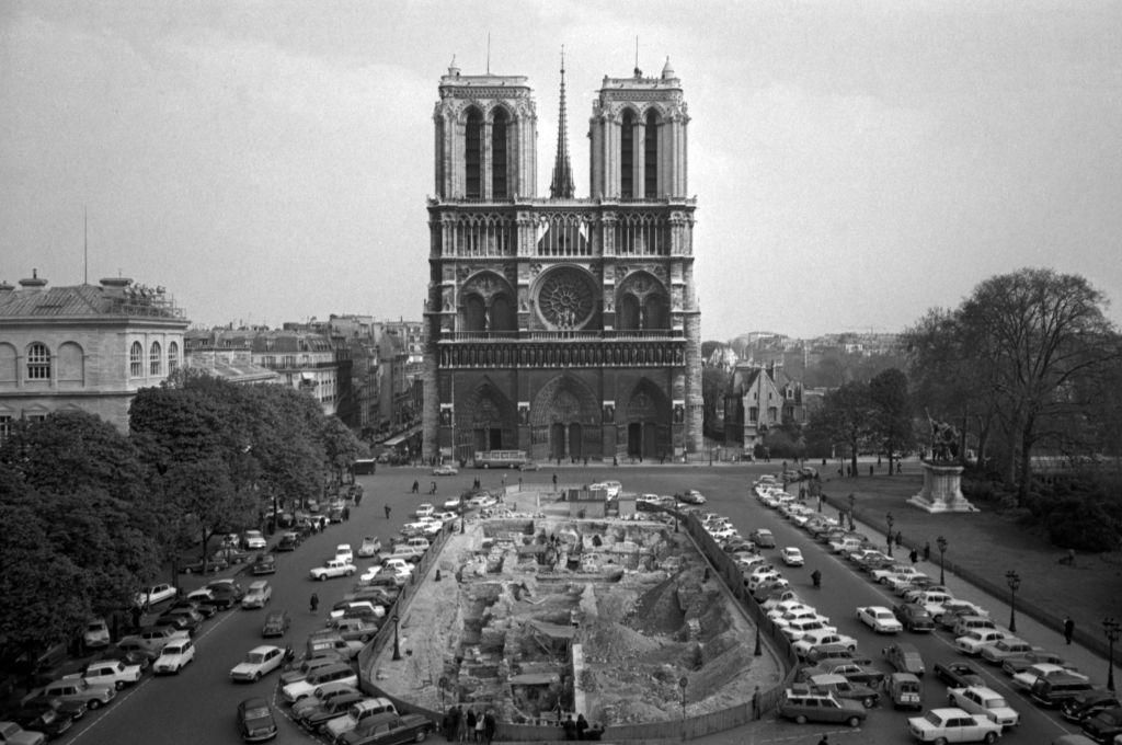 Notre Dame: 850 χρόνια ιστορίας μέσα από 16 συγκλονιστικές εικόνες