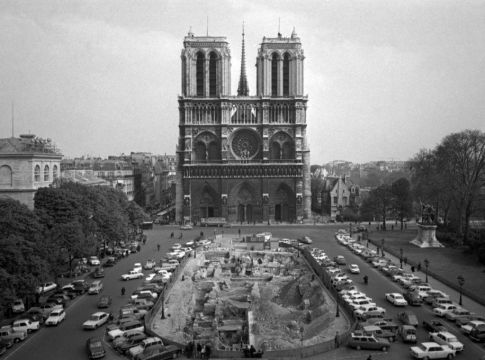 Notre Dame: 850 χρόνια ιστορίας μέσα από 16 συγκλονιστικές εικόνες