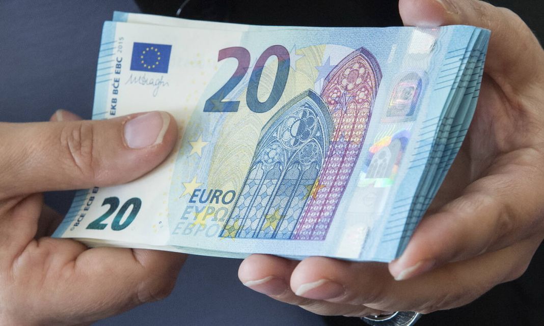 Νέο μηνιαίο επίδομα 100 ευρώ: Δείτε τα κριτήρια και τους δικαιούχους | to10.gr Νέο μηνιαίο επίδομα 100 ευρώ: Δείτε τα κριτήρια και τους δικαιούχους | to10.gr