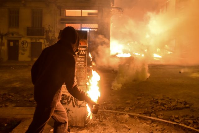 Πεδίο μάχης για ακόμη μια νύχτα τα Εξάρχεια