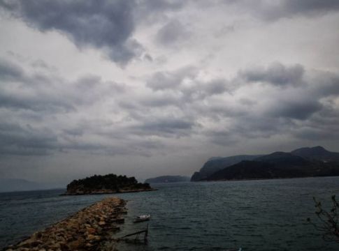 Καιρός : Βροχές και καταιγίδες σε όλη τη χώρα