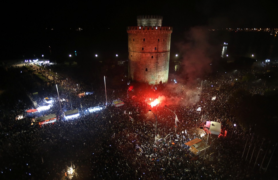 «Καίγεται» η Θεσσαλονίκη: Αποθέωση για τους παίκτες του ΠΑΟΚ στον Λευκό Πύργο! (vid)