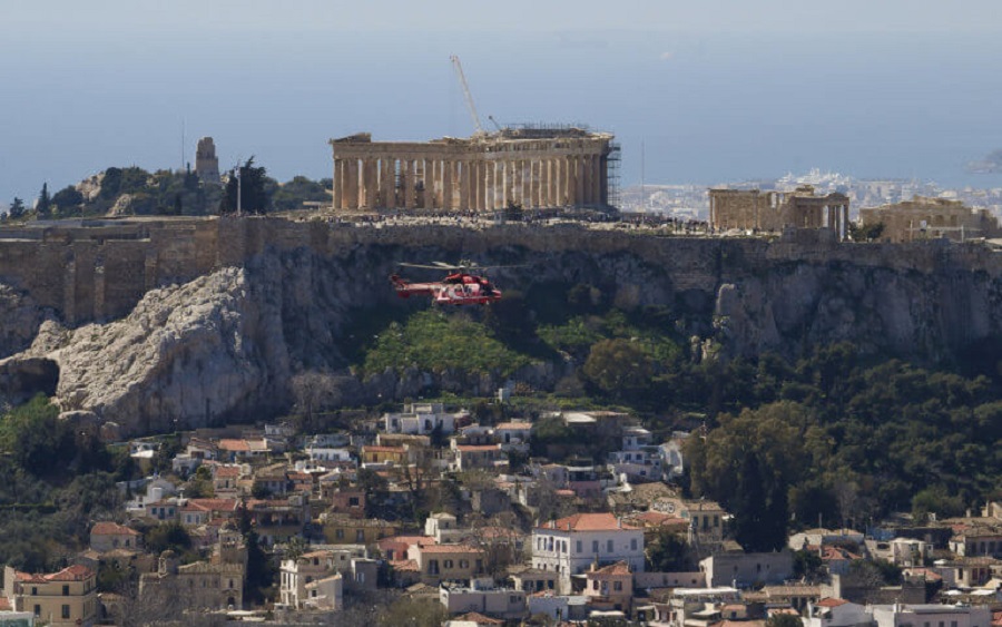 Κορωνοϊός ΤΩΡΑ-Δεν άντεξε την καραντίνα και βγήκε να δεί γυμνή την Ακρόπολη