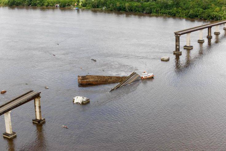 Πλοίο έπεσε πάνω σε γέφυρα στη Βραζιλία, κατέρρευσε τμήμα 200 μέτρων (pics)