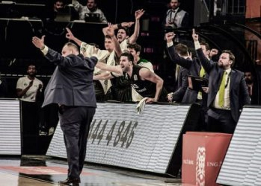 Αρπάζει την ευκαιρία