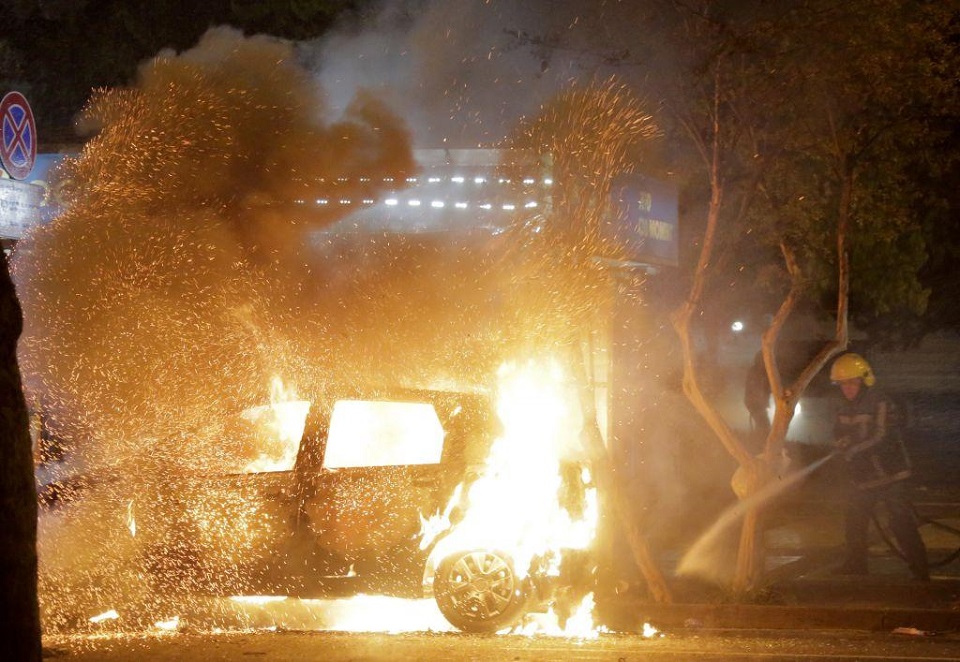 Νύχτα χάους στην Αλβανία – Συγκρούσεις διαδηλωτών με αστυνομικούς, αρκετοί τραυματίες