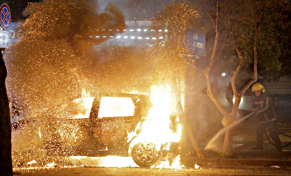 Νύχτα χάους στην Αλβανία – Συγκρούσεις διαδηλωτών με αστυνομικούς, αρκετοί τραυματίες