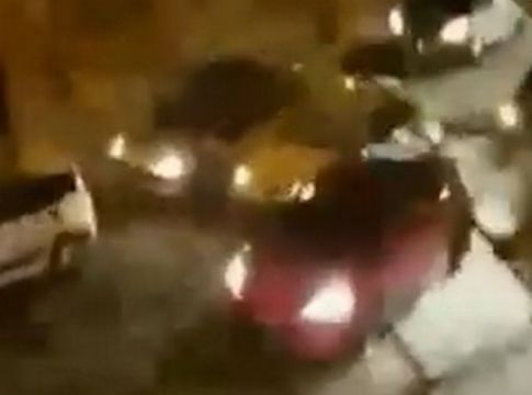 Η στιγμή της επίθεσης οπαδών της ΑΕΚ σε αυτοκίνητα οπαδών του Ολυμπιακού (vid)